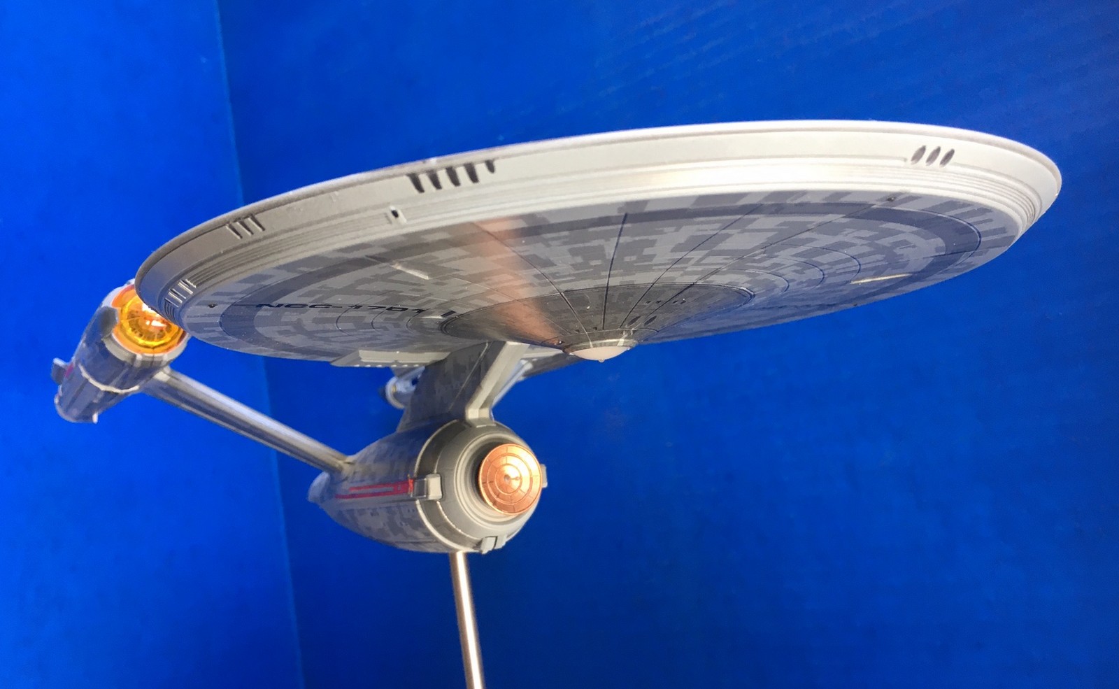 Review Polar Lights Star Trek Discovery USS Enterprise Model