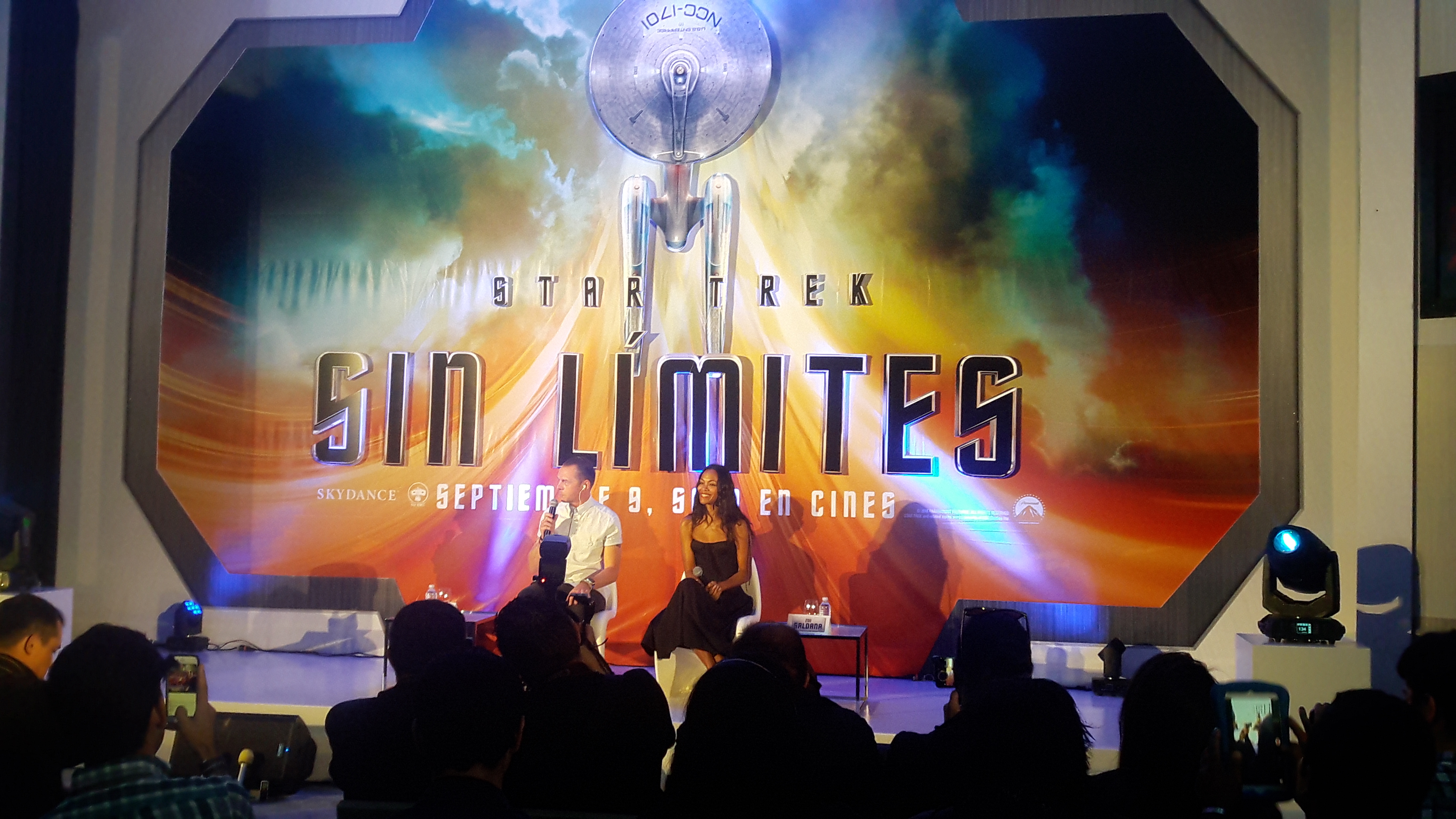 Simon Pegg and Zoe Saldana take press questions at Star Trek Sin Limites Mexico premiere