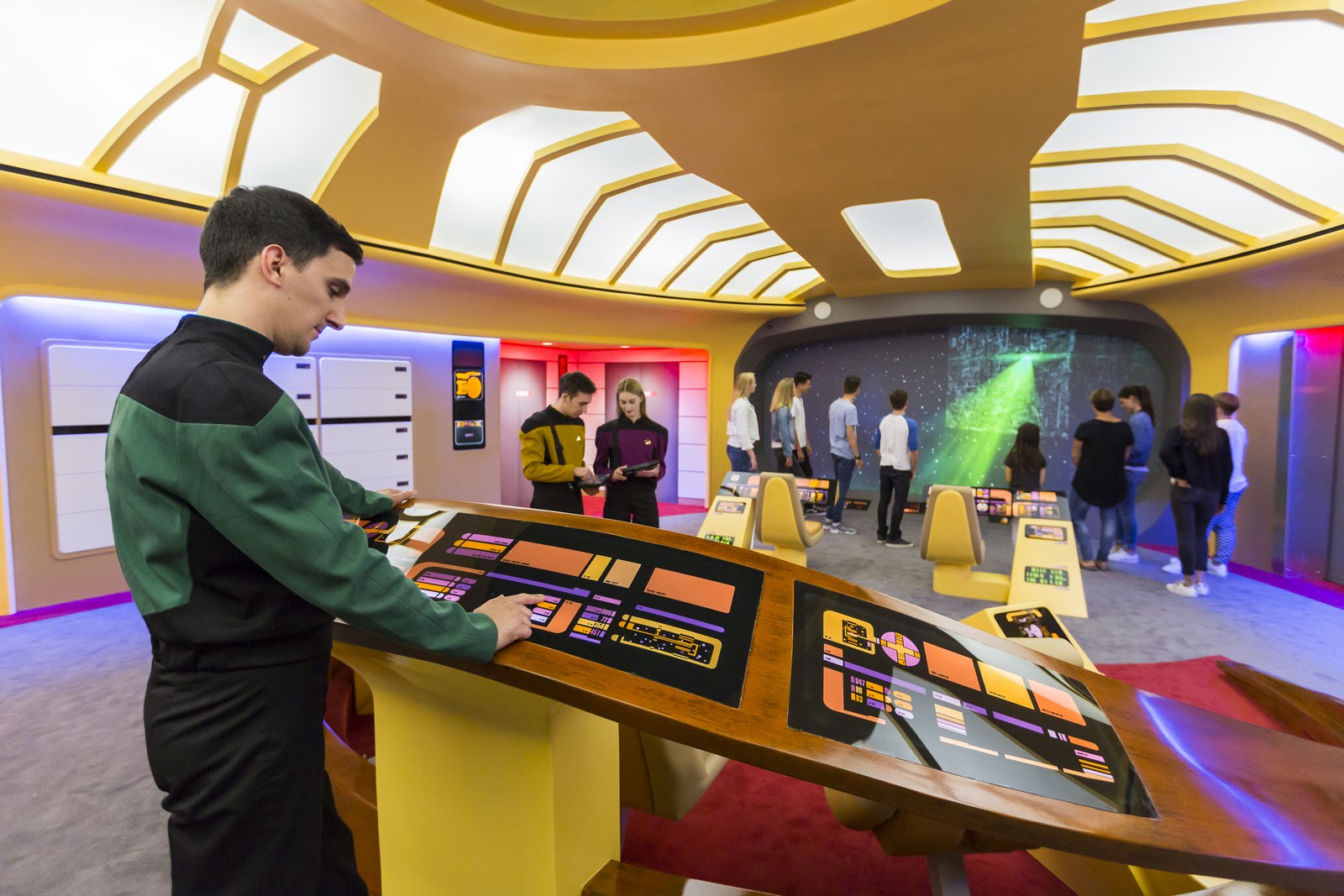 Espaces dédiés à Star Trek dans les parcs d'attraction Startrek_operation_enterprise9_Bridge