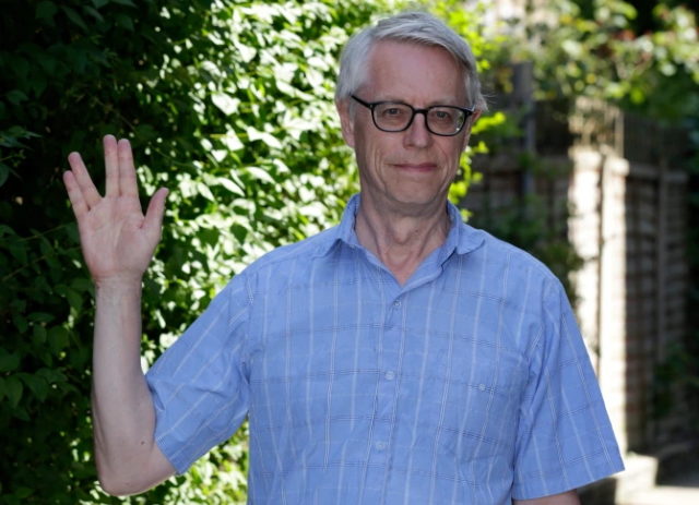 UK Government Scientist Suggests Vulcan Salute As Replacement For ...