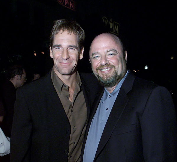 Scott Bakula with UPN president Dean Valentine at UPN TCA party in 2001 (Getty)